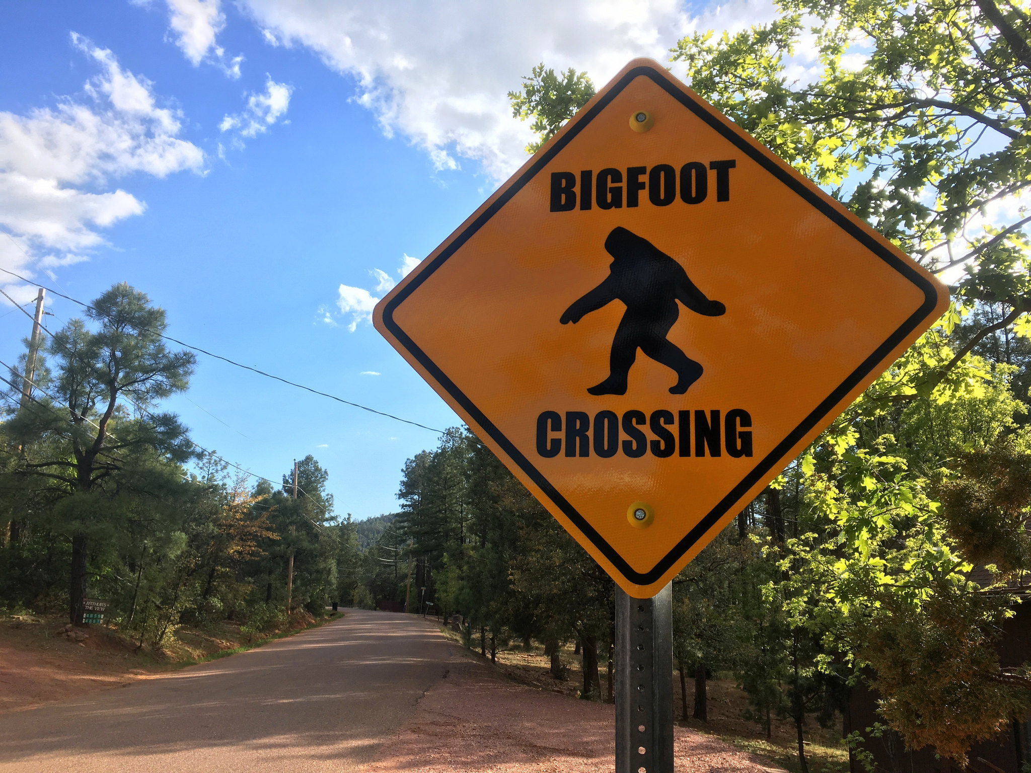 Una señal de cruce de pies grandes