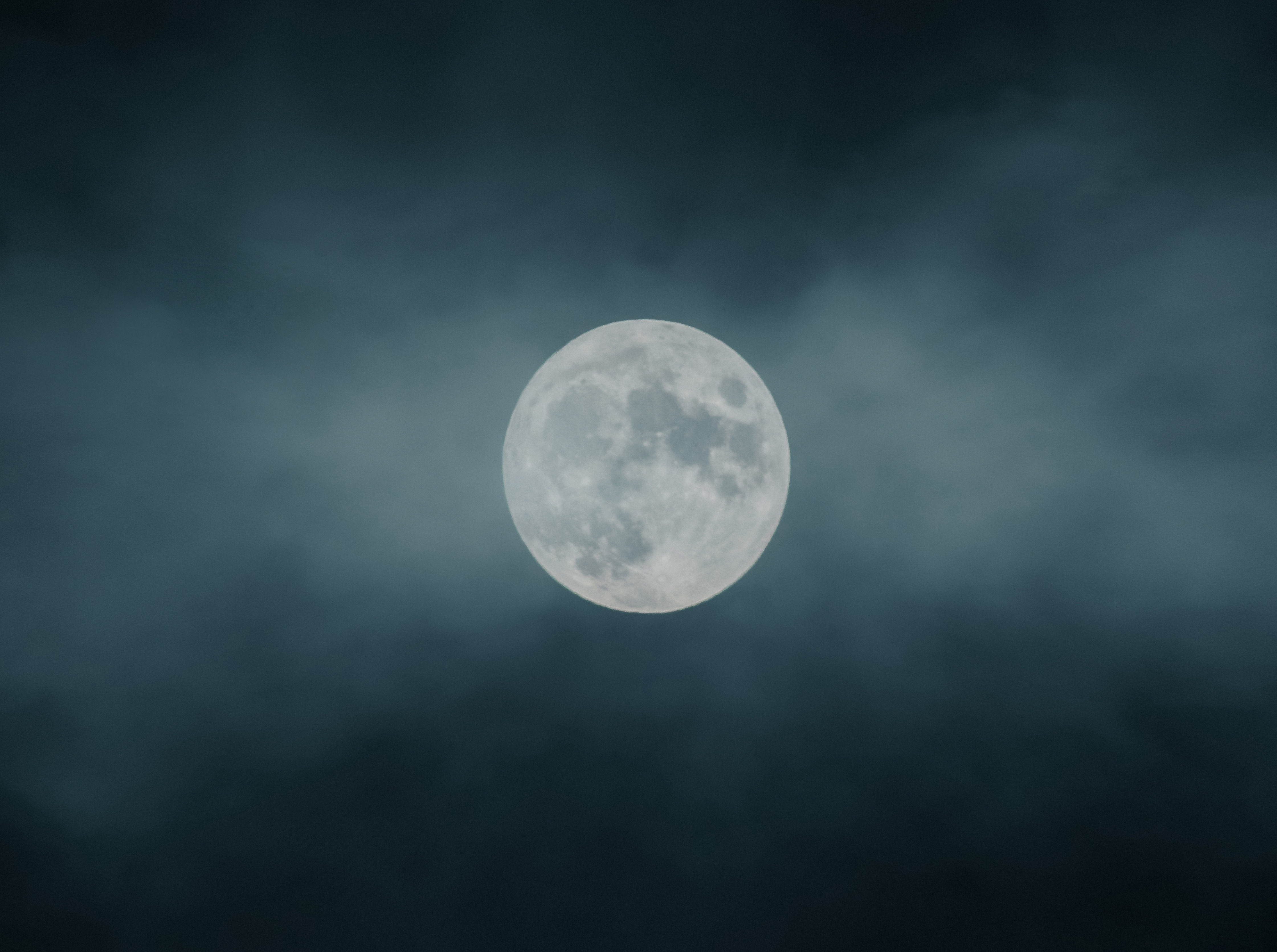 Una luna llena en una noche de niebla.