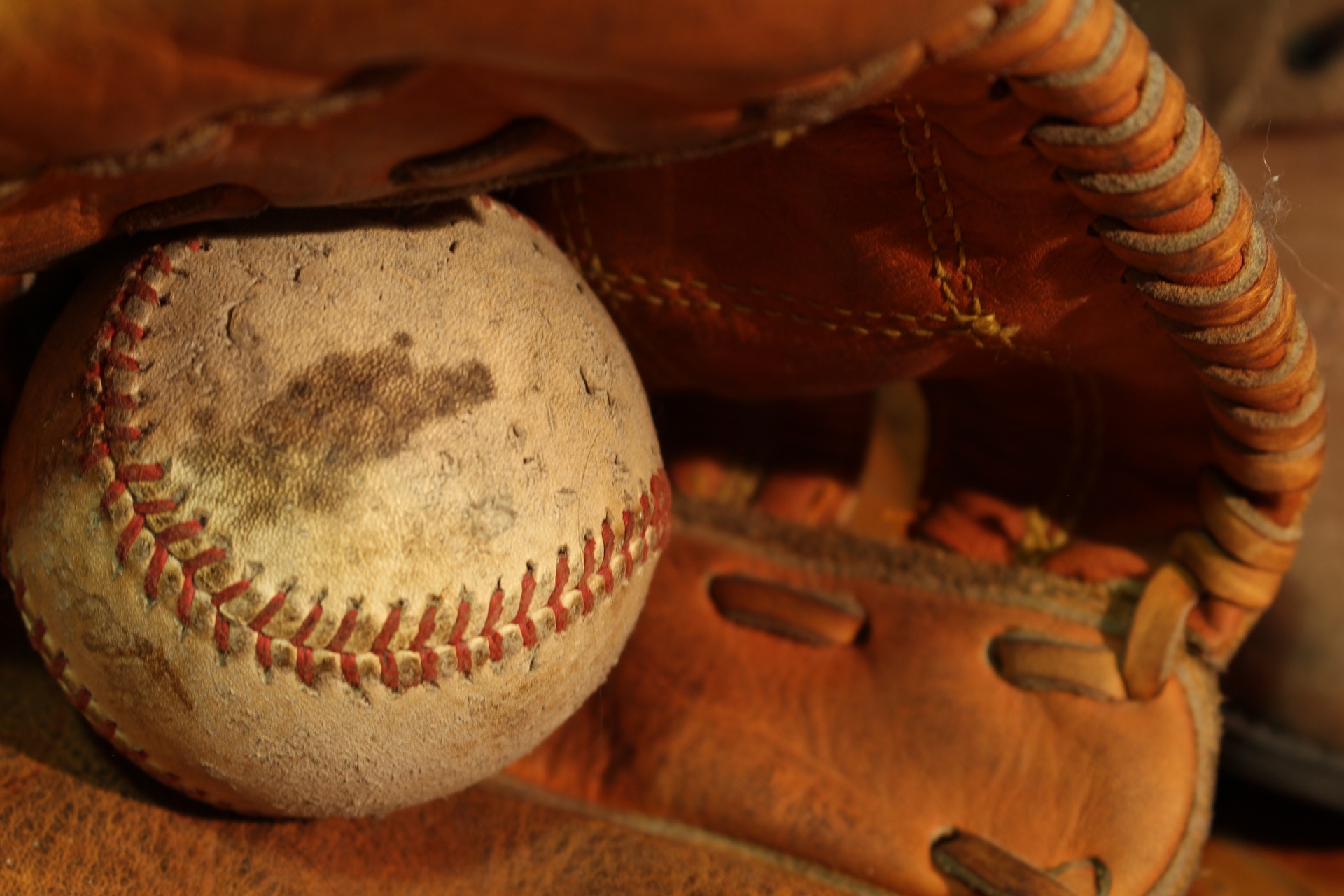 Una pelota de béisbol en un guante