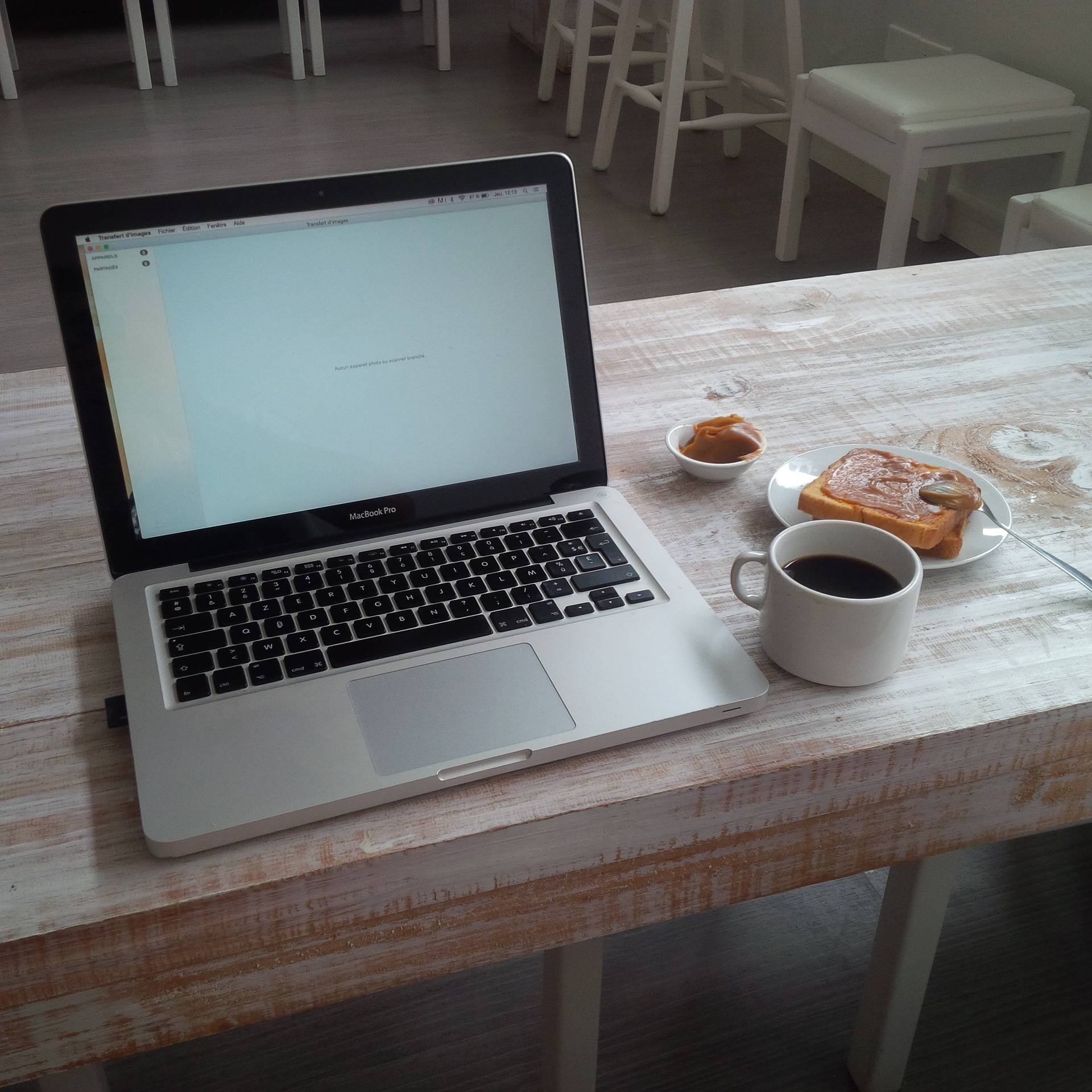 Café, tostadas y un ordenador