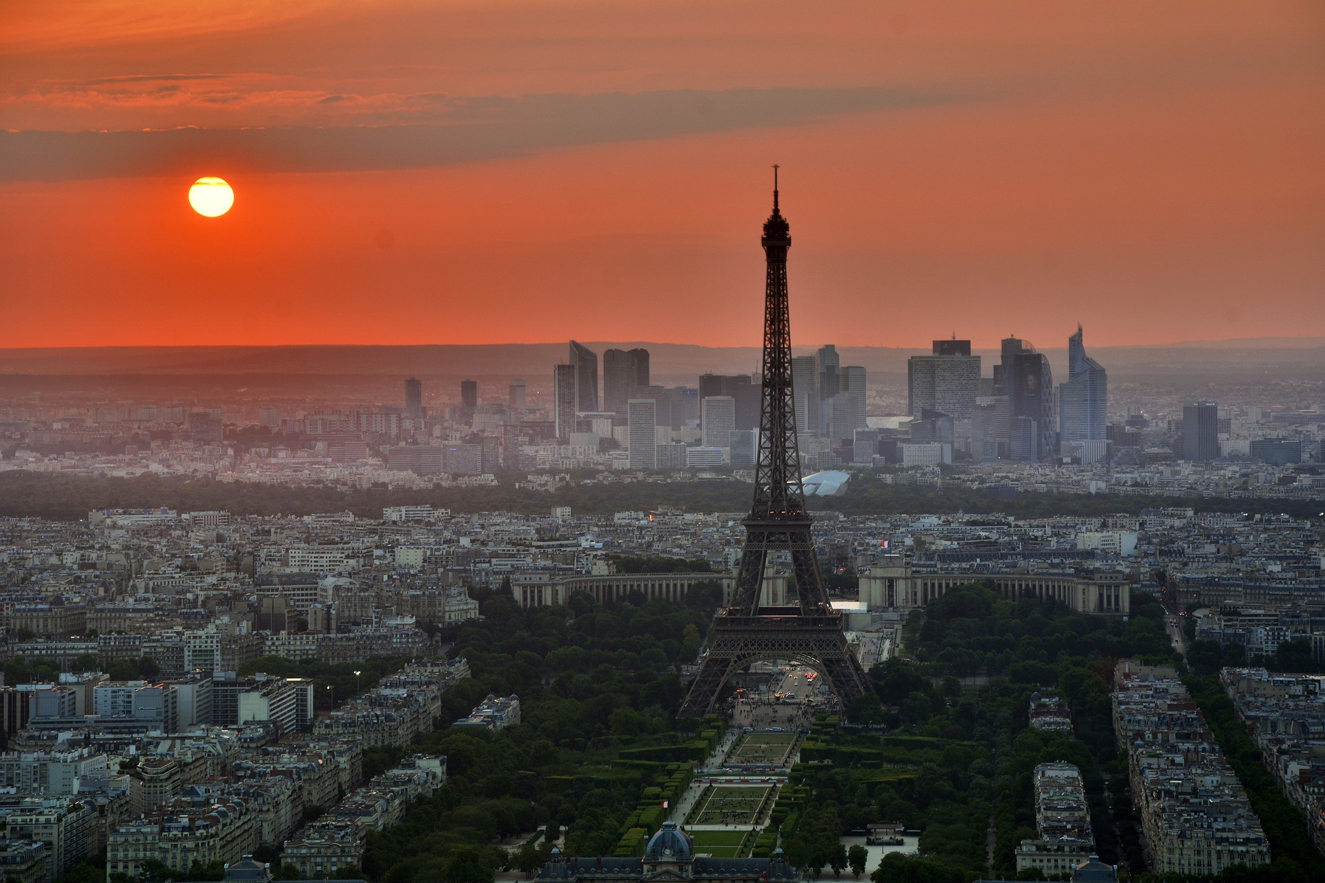 Una vista de alto nivel de París - incluyendo la Torre Eiffel.