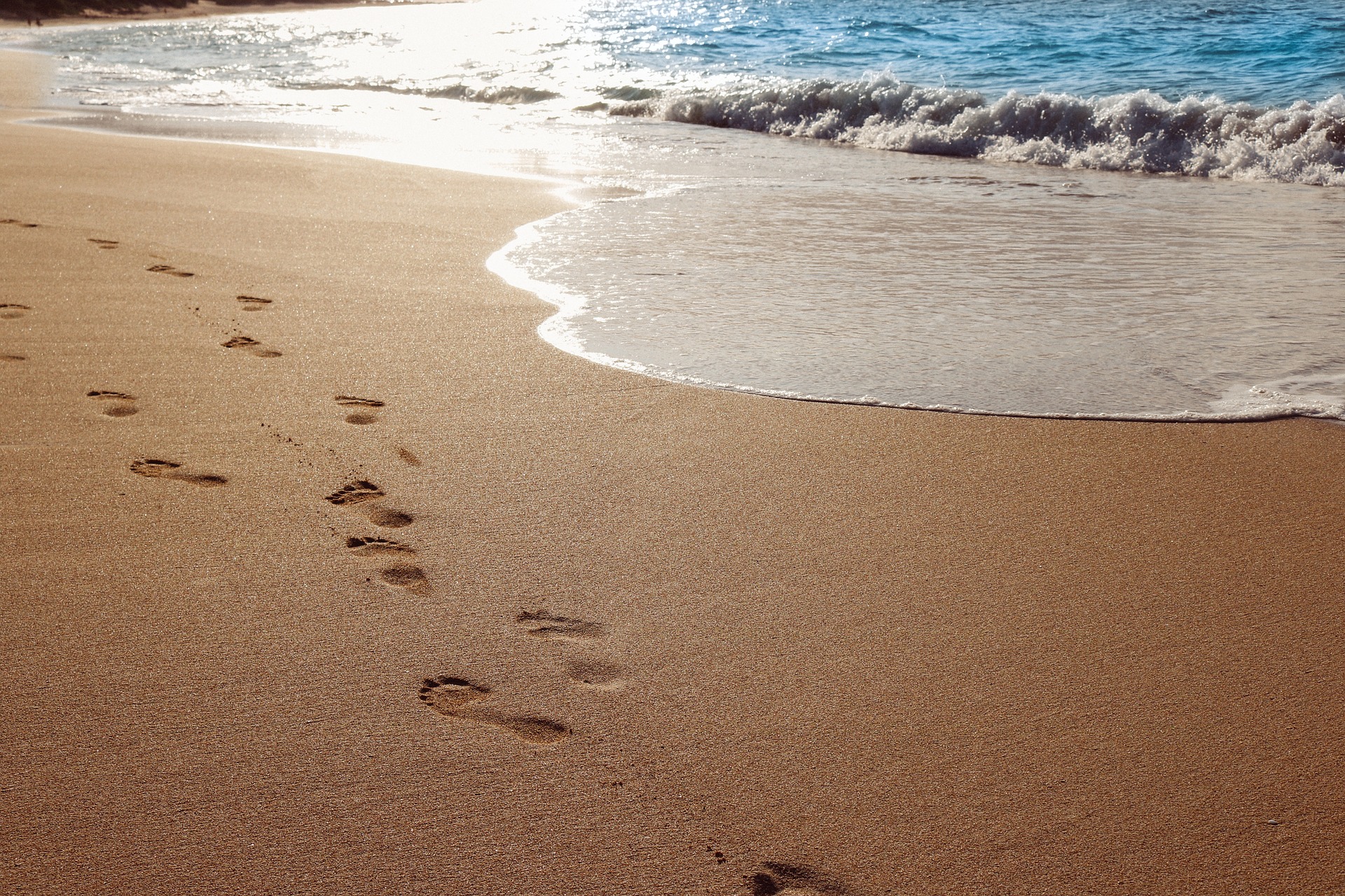 Una playa con huellas en la arena