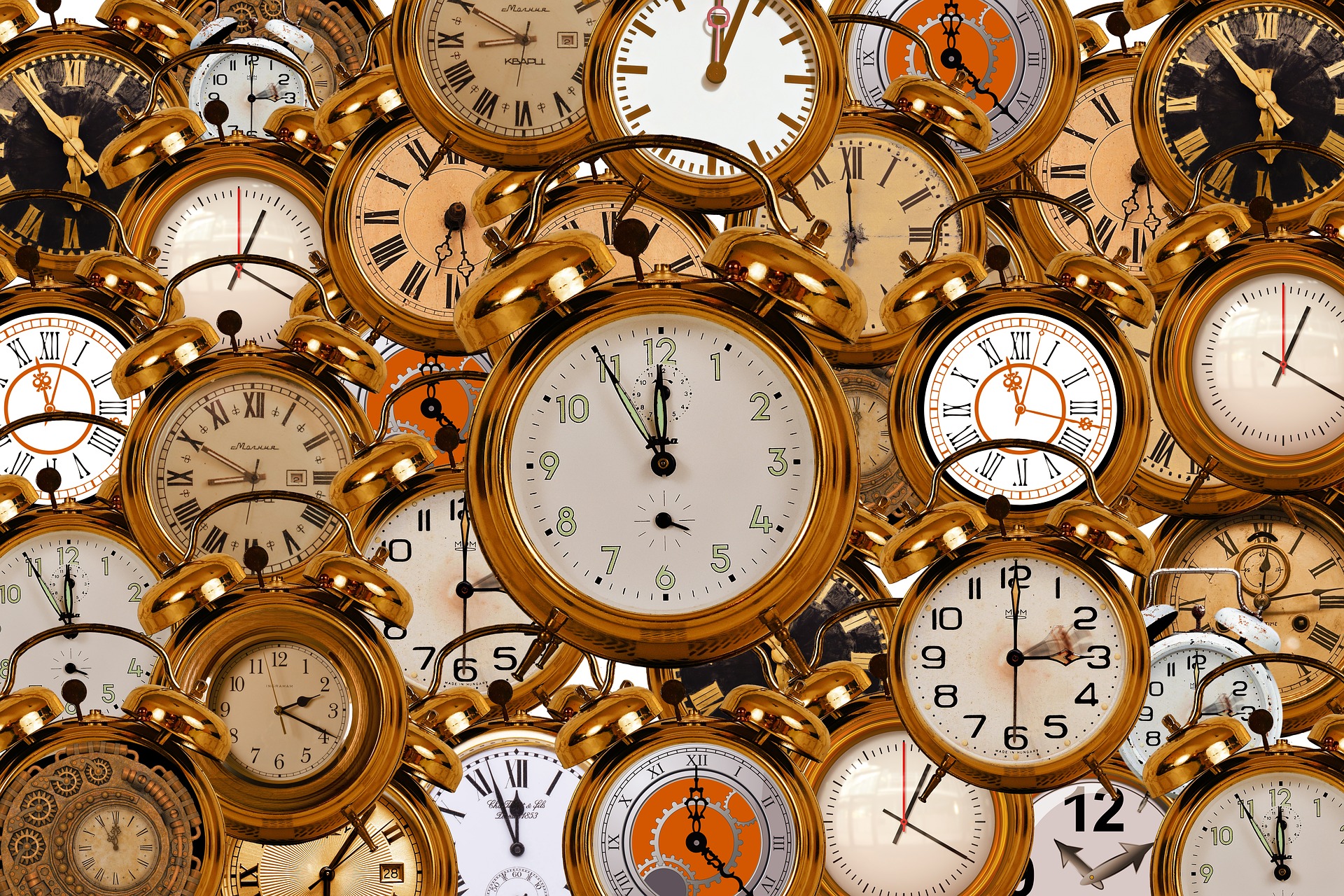 Muchos relojes que muestran diferentes horas