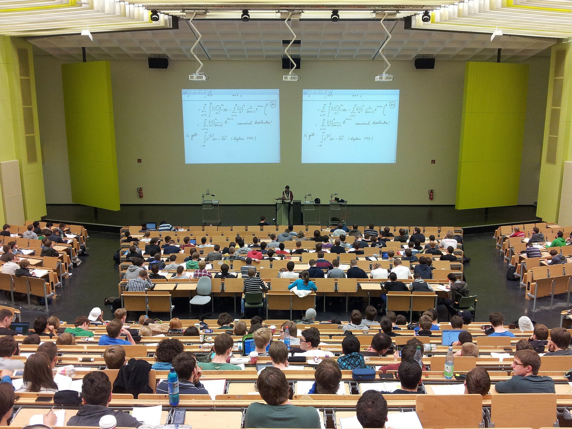 Una sala de conferencias en una universidad