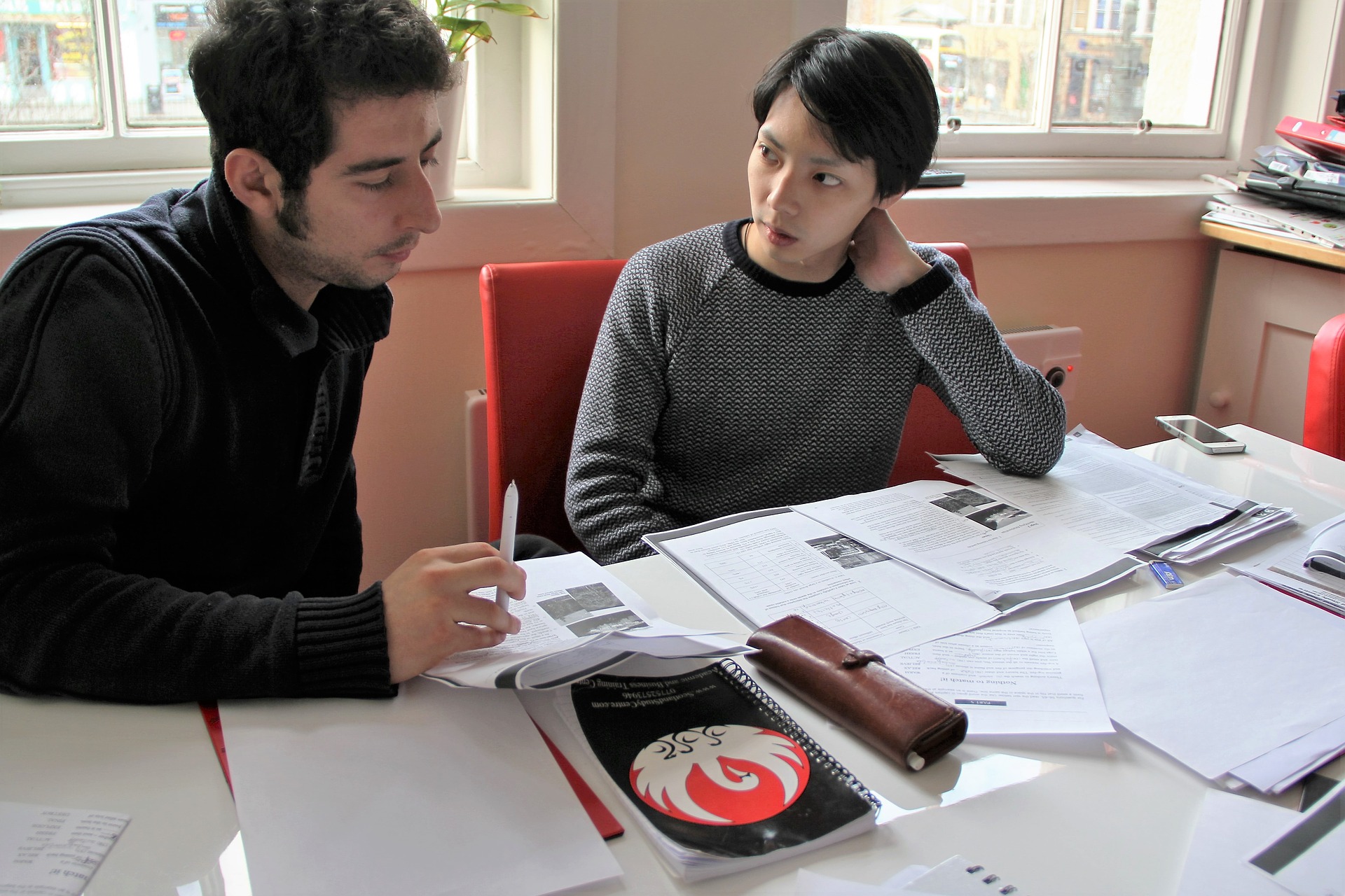 dos personas mirando un tarea